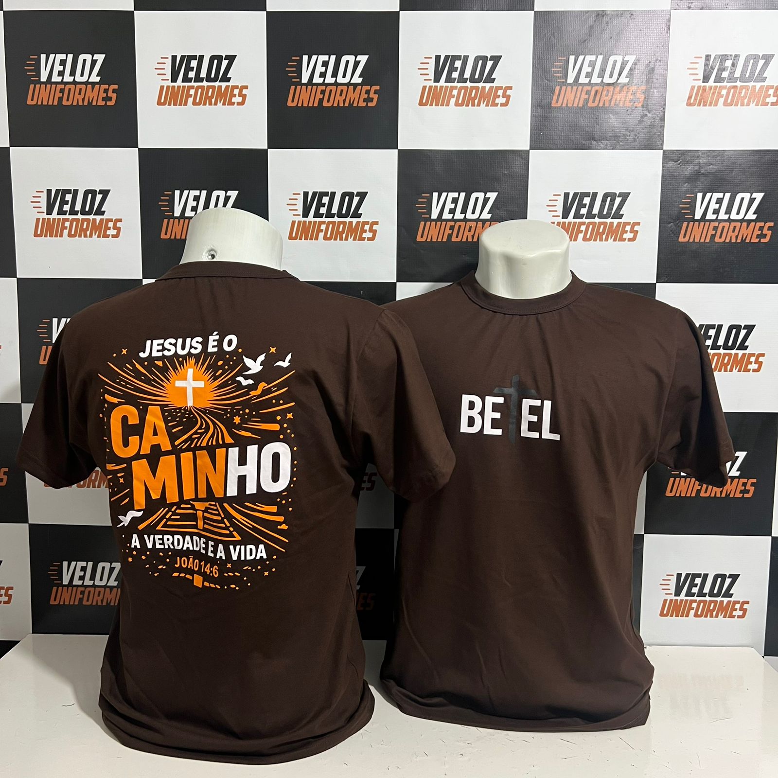 Camiseta personalizada com logo de empresa — Veloz Uniformes