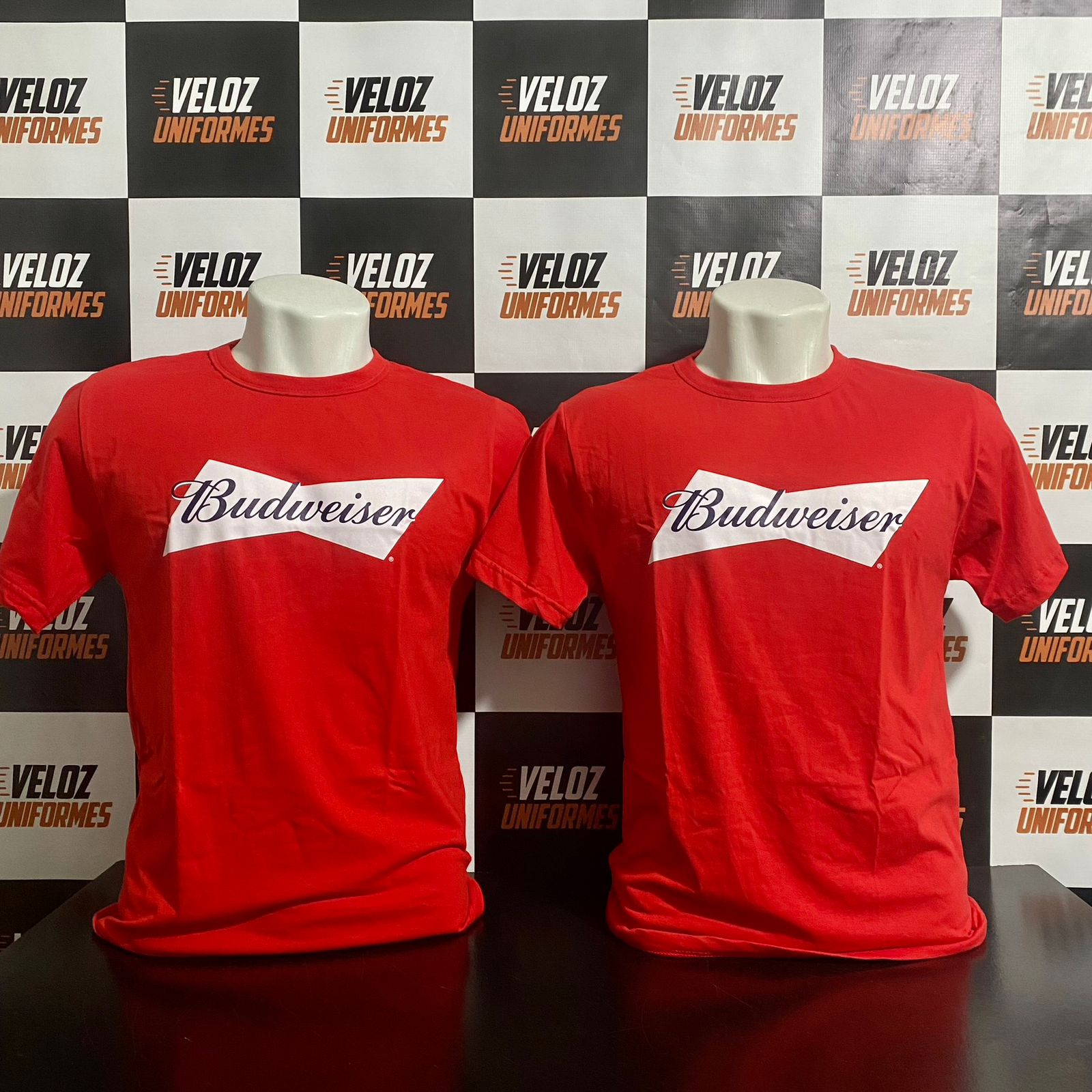 Camiseta personalizada com logo de empresa — Veloz Uniformes