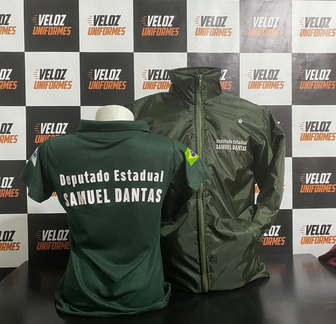 Jaqueta personalizada produzida pela Veloz Uniformes