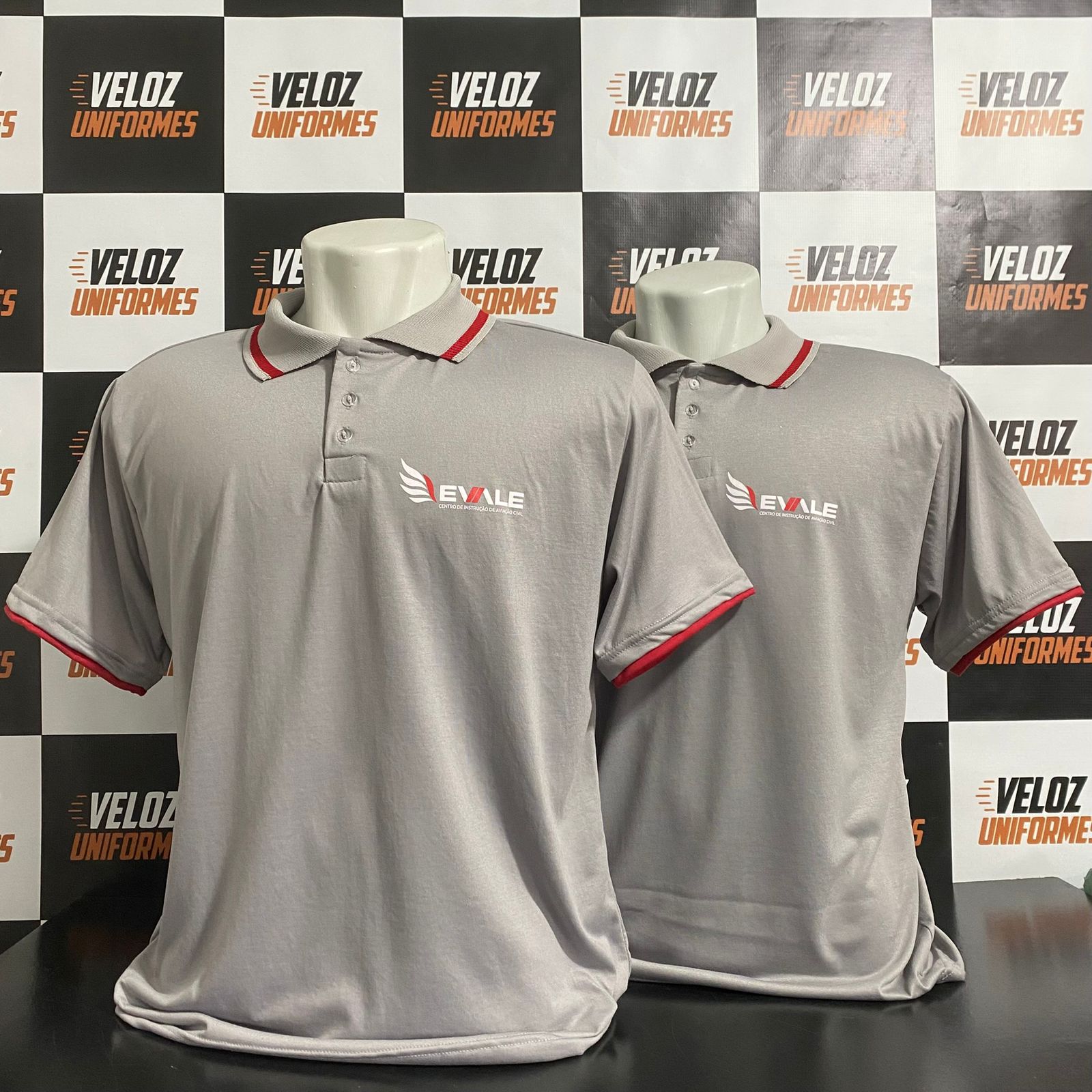 Polo cinza e vermelha EVALE uniforme corporativo